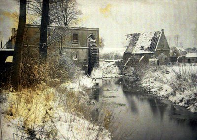 El molino de agua dañado del castillo en la nieve, Chaulnes, Somme, Francia, 1917 de Fernand Cuville